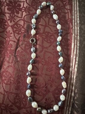 Freshwater Pearl real Necklace in White and Iridescent Gray - Unbranded